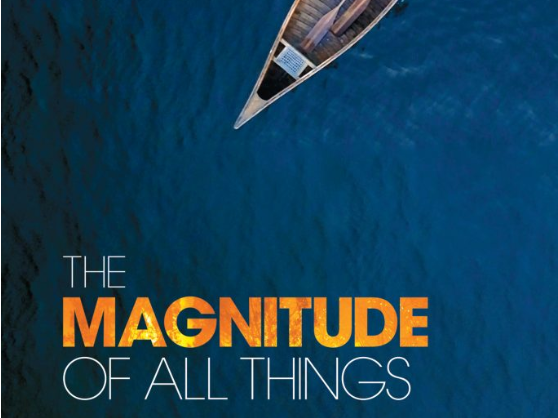 Textmotiv mit dem Schriftzug "The Magnitude of All Things" auf blauem Hintergrund.
