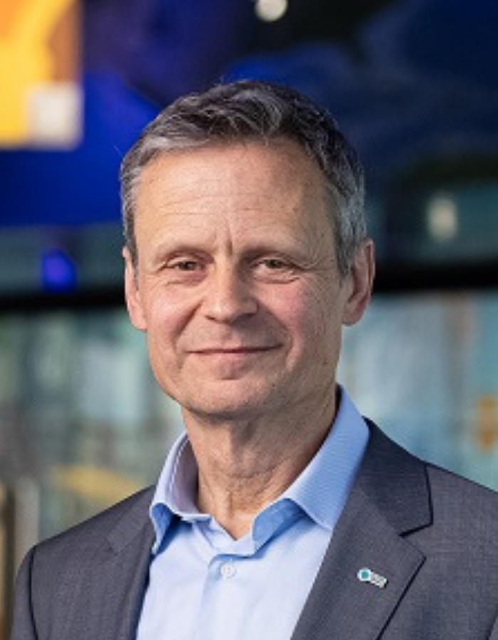 Mann in Anzug und hellblauem Hemd