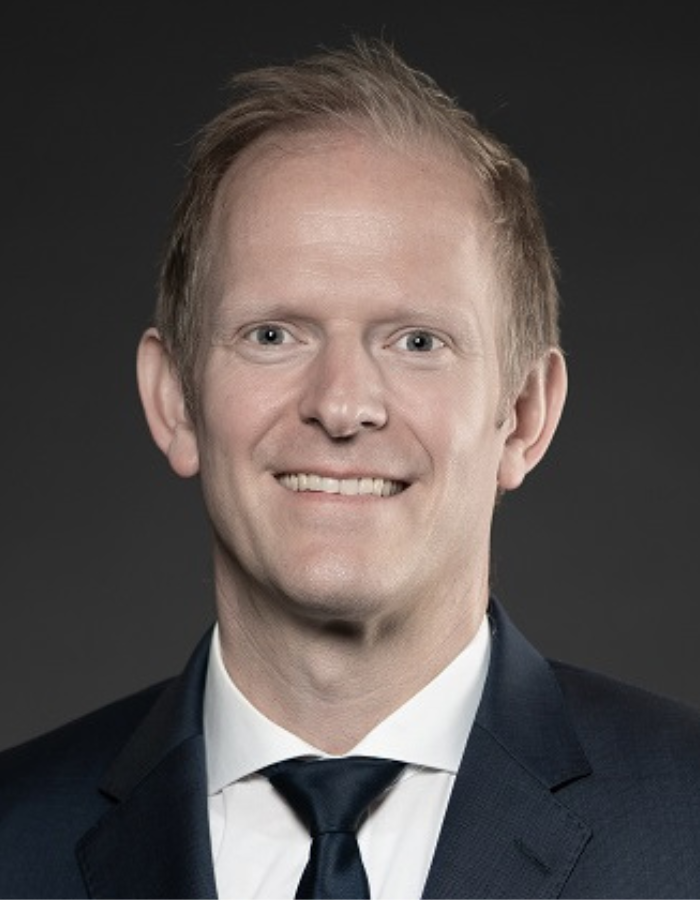 Männliches Portrait in Anzug und Krawatte