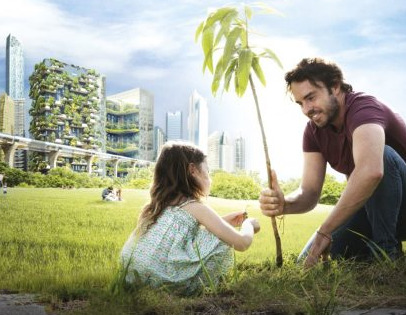 Vater und Tochter pflanzen gemeinsam einen Setzling vor einer futuristischen, grünen Stadtkulisse.