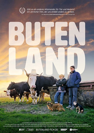 Menschen mit Kühen und Hunden vor einem Wasserfass auf einer Weide; Titel “BUTEN LAND” im Himmel.