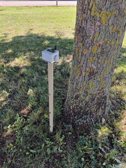 Wetter- und Bodensensorik-Station mit Solarzelle und LoRaWAN-Schnittstelle im Außenbereich.